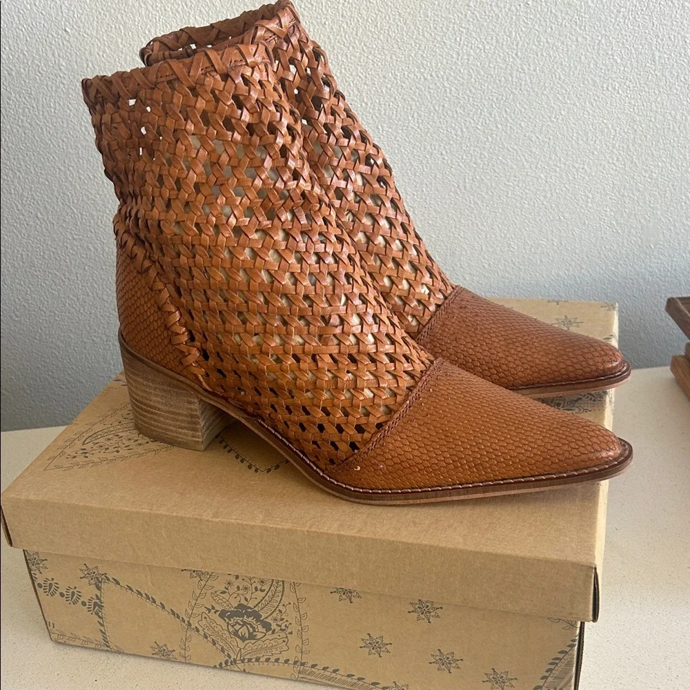 Free People Brown Woven Ankle Booties Size 39 New in Box Never Worn - Picture 3 of 9